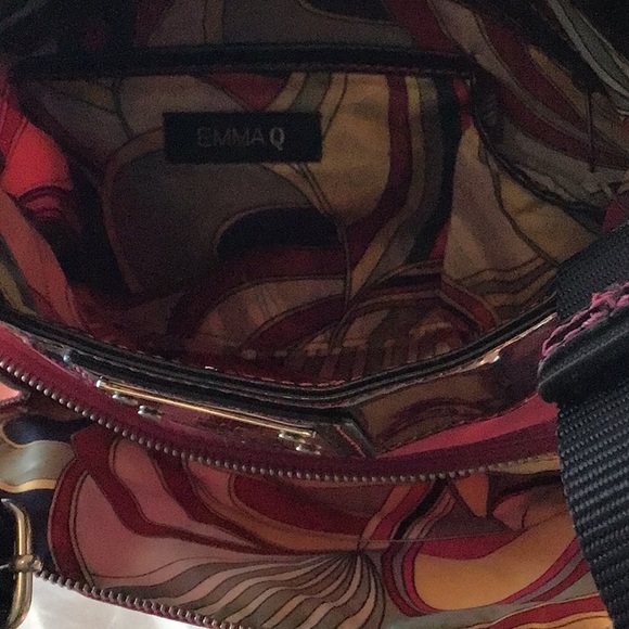 Pink Emma Q cross body, adjustable strap, outter flap & outer zipper. - Picture 5 of 8